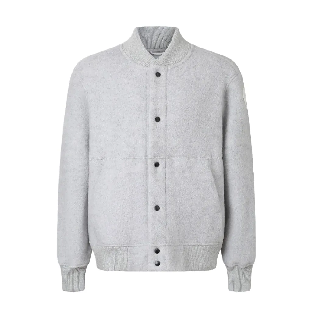 P760 Canada Goose Goose Armband Badge Wool Baseball Jacket (Light Gray) The fabric is made of wool blended fabric. The main fabric of this jacket is light gray wool blended fabric to improve the fabric's wear resistance, wrinkle resistance and warmth. Wool provides good warmth and a natural feel, while blended fibers enhance the fabric's practicality and durability. Rib knit at collar, cuffs and hem for added stretch and fit. The cutting process needs to ensure that the texture and color of the fabric are evenly distributed, especially with this light gray tone, to avoid chromatic aberrations. The stretchability of wool-blend fabrics needs to be taken into consideration when cutting pieces to ensure dimensional stability of the finished garment. Use a sewing needle and thread suitable for wool-blend fabrics to avoid damage to the fabric during sewing. The sewing stitches are even and firm to prevent thread stripping. The temperature needs to be controlled during ironing to avoid high temperature damage to the fabric while keeping the fabric smooth and crisp. The front and back body parts, sleeves and other main parts are spliced ​​with flat seams to ensure a smooth pattern, and the splicing points are aligned with the fabric texture to keep the appearance neat. Details such as pockets and cuffs are designed with inset pockets to increase practicality and aesthetics. The splicing areas are reinforced to improve durability. The white circular armband on the left arm is an important part of the brand identity and is finely sewn to ensure it is strong and flat. Size:S-M-L-XL